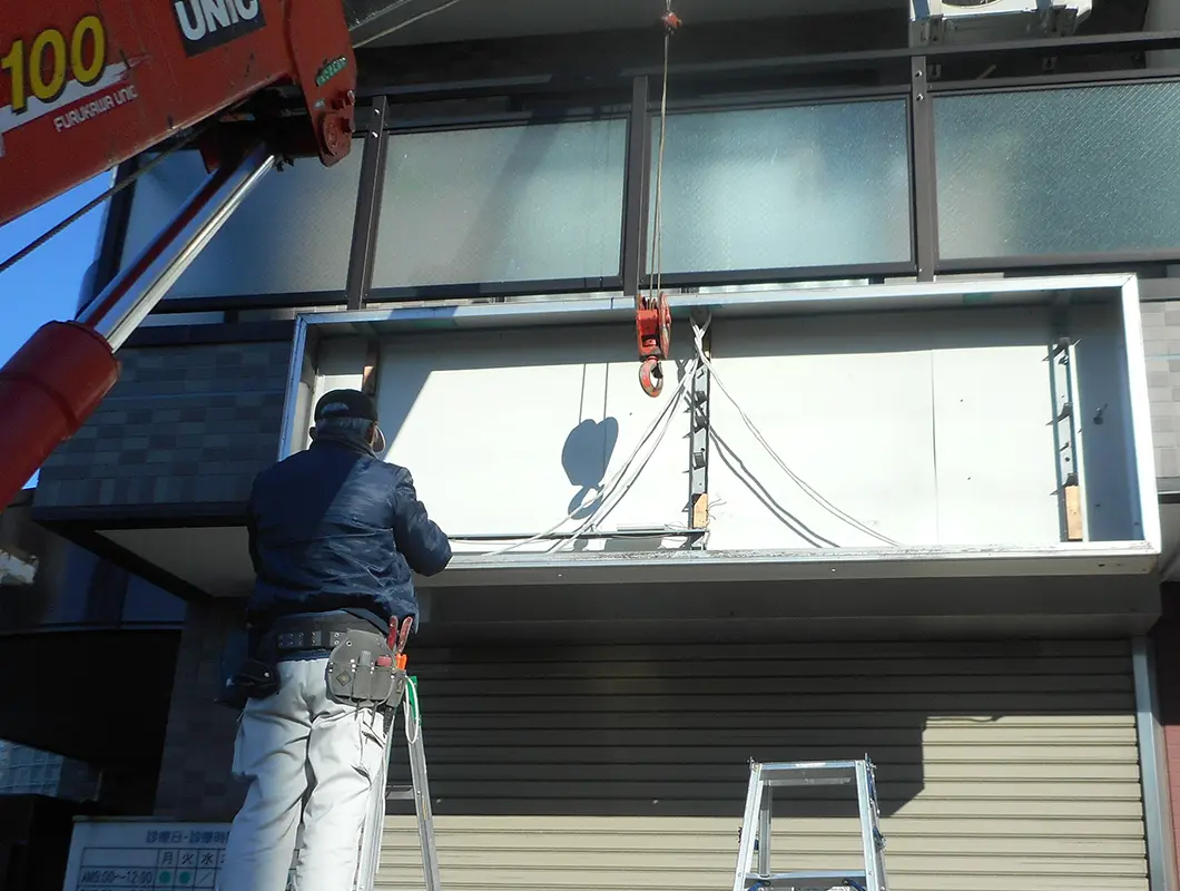 看板撤去・テント撤去専門店の高所看板撤去作業