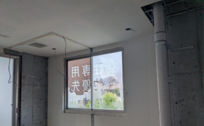 大阪府箕面市小野原西｜ガラス面のインクジェットシート剥がし